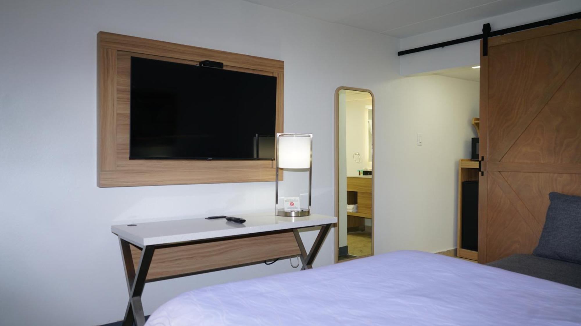 Hotel Waterfront Phl Airport 3*