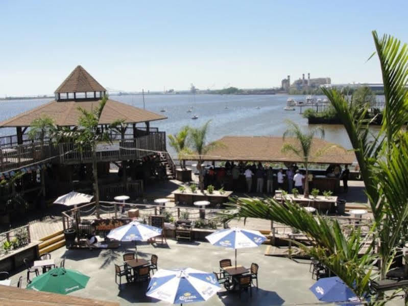 Hotel Waterfront Phl Airport 3*
